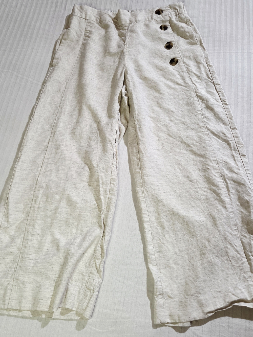 Ann Taylor Capri Pants Womens Size 4 Beige Buttons-Pockets